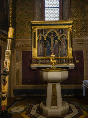 BOLOGNA, İTALYA - 21 HAZİRAN 2023: 1480 'de azizler Blaise ve Christopher ile birlikte Bologna, İtalya' daki Basilica di San Martino Maggiore 'da çarmıha gerilişi resmedildi.