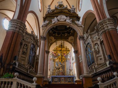 BOLOGNA, ITALY - 21 Haziran 2023: Bologna, İtalya 'daki Basilica di San Petronio Kilisesi' nde mihrabın üzerinde büyük altın bir haçla