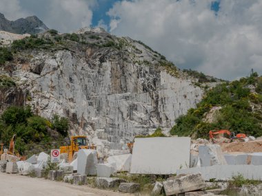 Carrara, İtalya yakınlarındaki taş ocaklarından birinde kısmen Apuan Alpleri 'nden kesilmiş büyük mermer bloklar.