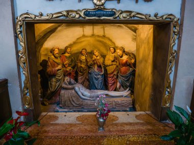 BOLOGNA, İTALYA - 21 Haziran 2023: İsa 'nın ağıtı Bologna İtalya' daki San Petronio Bazilikası 'nın sağ tarafında yer almaktadır.