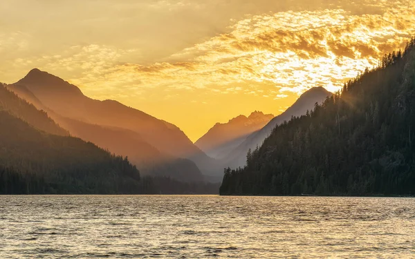 加拿大不列颠哥伦比亚省温哥华市戈尔德河附近的Muchalat湖山后的落日 — 图库照片