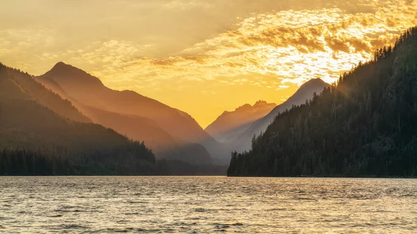 加拿大不列颠哥伦比亚省温哥华市戈尔德河附近的Muchalat湖山后的落日 — 图库照片