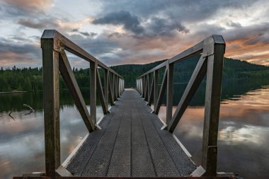 Powel Nehri yakınlarındaki iç gölden rıhtım, British Columbia, Kanada.