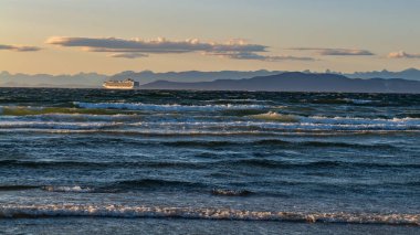 Hornby Adası, British Columbia, Kanada açıklarındaki BC Feribotlarında akşam ışığı