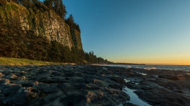 Güneş Tow Hill 'den batıyor Haida Gwaii, British Columbia, Kanada.