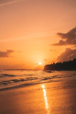 Karayip sahillerinde günbatımı renklerle