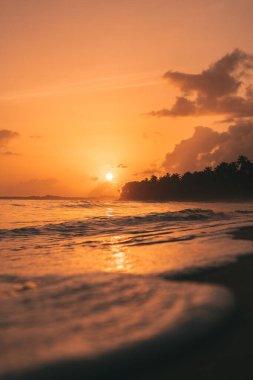Karayip sahillerinde günbatımı renklerle