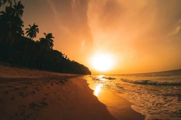Karayip sahillerinde günbatımı renklerle