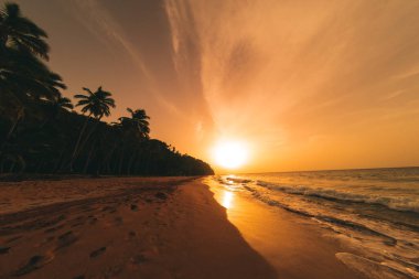 Karayip sahillerinde günbatımı renklerle