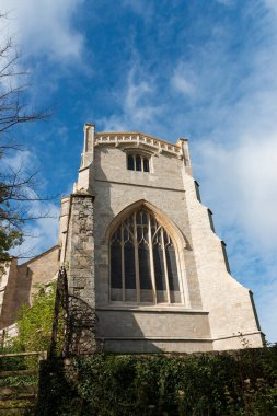 Bir kilise binasının yakın görüntüsü. 