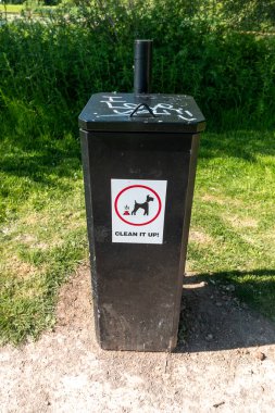 Bir köpek dışkısı kutusunun yakın çekimi. 