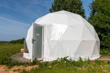 Çiftlikteki bir tarlada bir glamping kapsülünün yakın görüntüsü. 