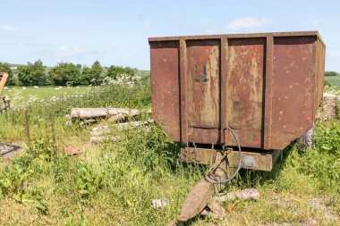 Artık kullanılmayan paslanmış eski bir çiftlik gemisinin yakın çekim görüntüsü.