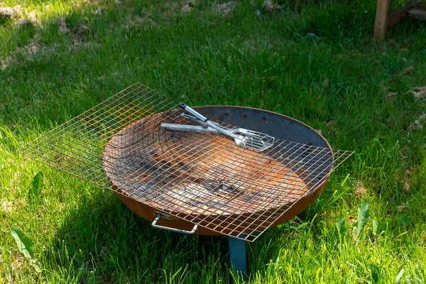 Een Barbecue Een Open Kampeerterrein — Stockfoto