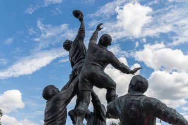 Stadyumun dışında.