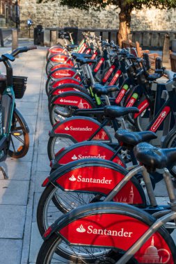 Elektrik motorları Londra 'nın göbeğinde bir sıra halinde 