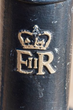 Bir elektrik direğindeki kraliyet damgası. 