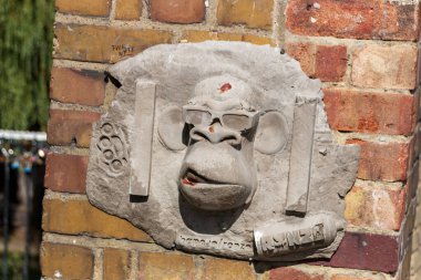 Sprey boya kutusu olan bir maymunun beton yapısı.