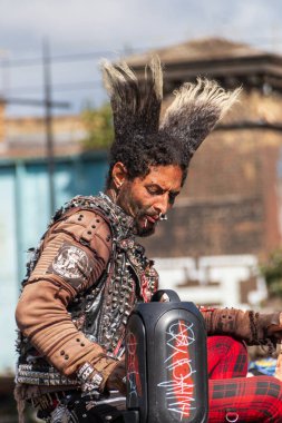 Rock yıldızı gibi giyinmiş bir adam 