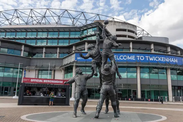 Stadyumun dışında.