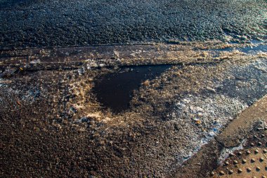 Buzlu bir kış sabahında yoldaki buz 