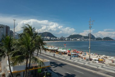 Drone, Copacabana Sahili 'nin arka planda Sugar Loaf' la görüntüsü.