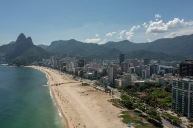 Ipanema ve Leblon plajı güneşli yaz gününde bir dronun hava görüntüsü.