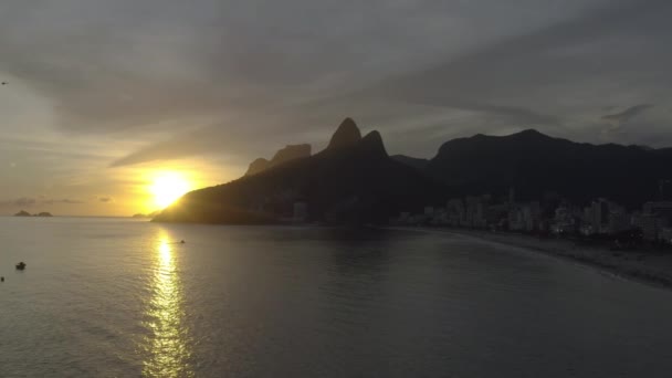 Flygfoto Panoramafilm Från Solnedgång Över Ipanema Och Leblon Beach Rio — Stockvideo