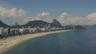 Rio de Janeiro 'daki Copacabana Sahili' nin arka planda Sugar Loaf Dağı 'nın insansız hava aracı görüntüleri.