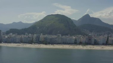 İnsansız hava aracı, yaz günü Rio de Janeiro ve Copacabana sahilinin panoramik görüntüsü.