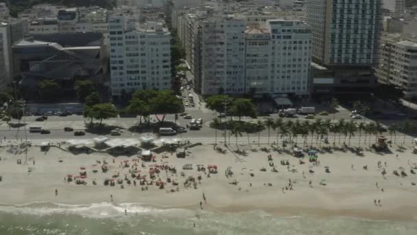 リオデジャネイロのコパカバーナのビーチで人々の群衆の航空ビデオ — ストック動画