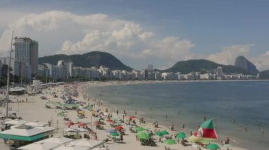 Rio de Janeiro, Brezilya 'daki Copacabana Sahili' nin insansız hava aracı görüntüleri.