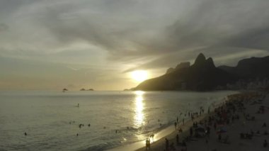 Rio de Janeiro 'da günbatımında Ipanema ve Leblon sahillerinin insansız hava aracı görüntüleri.
