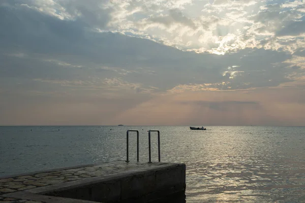 海からの距離にあるボートと手すりを持つ海への入り口 Umags Istrian Pension Croatia — ストック写真