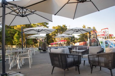 Deniz kıyısındaki Cafe Garden otelin yanındaki su parkının yanında. Umag, Istrian Yarımadası, Hırvatistan. 