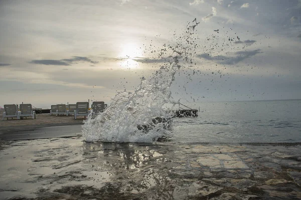 Κύματα Της Θάλασσας Συντρίβονται Στην Ακτή Παραλία Ξαπλώστρες Umag Χερσόνησος — Φωτογραφία Αρχείου