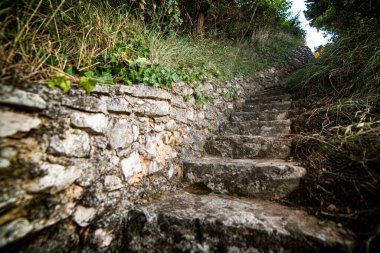 Doğadaki eski taş merdivenler 