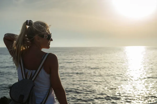 Young Beautiful Woman Stands Sea Sunset Horizon Sea — Stock Photo, Image