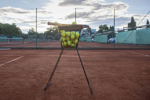 鉄のバスケットとテニスラケットの黄色のテニスボール Umags Istrian Pension Croatia — ストック写真