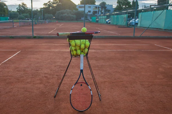 鉄のバスケットと2つのテニスラケットで黄色のテニスボール Umags Istrian Pension Croatia — ストック写真