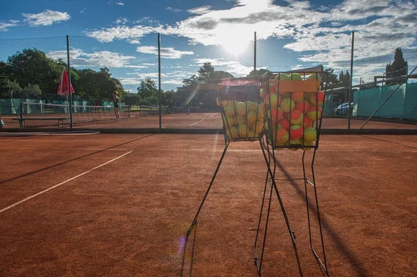 鉄のバスケットとテニスラケットの黄色のテニスボール Umags Istrian Pension Croatia — ストック写真