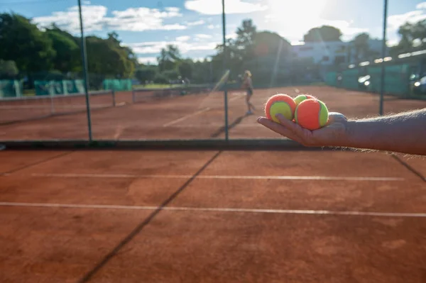 Bunte Tennisbälle Den Händen Eines Tennisspielers — Stockfoto