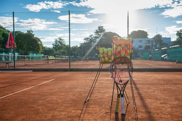 Bolas Tênis Amarelas Coloridas Uma Cesta Ferro Duas Raquetes Tênis — Fotografia de Stock