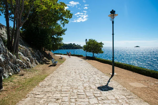 Paseo Por Mar Adriático Ciudad Rovinj Península Istria Croacia —  Fotos de Stock
