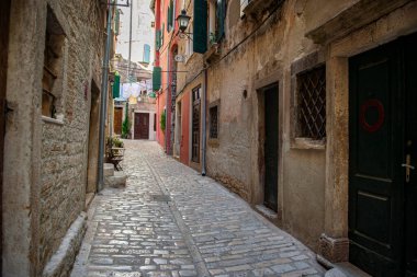 Bir Akdeniz ülkesinde küçük bir kaldırımlı sokak. Güzel pencere panjurları. Açık ve güneşli bir gün. Rovinj, Istrian Yarımadası, Hırvatistan