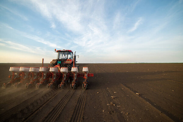 Весной фермер с тракторным севом - посев сельскохозяйственных культур на полях