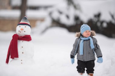 Çocuk dışarıda karla oynuyor. Özgürlük çocukluk eğlence aktiviteleri 