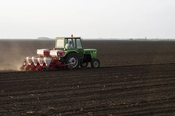 Traktör Tohumu Olan Çiftçi Ilkbaharda Tarım Tarlalarına Ekin Ekiyor — Stok fotoğraf