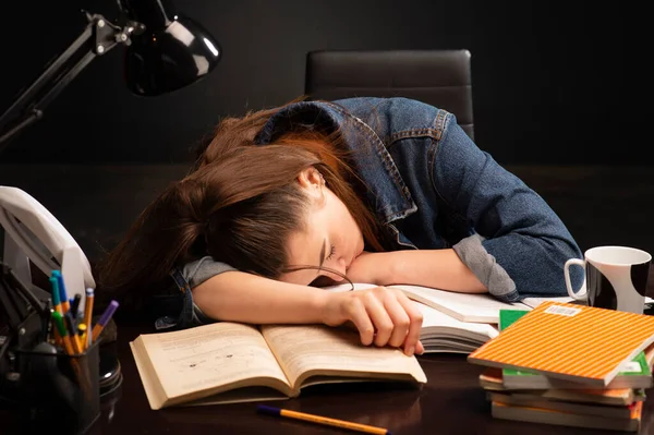 Uczennica Sypiająca Książkami Przy Biurku Dziewczyna Śpi Przy Stole — Zdjęcie stockowe