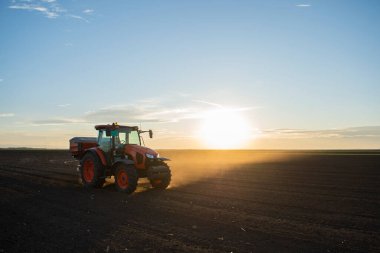 Traktör yapay gübre yayıyor. Ulaşım, tarım.